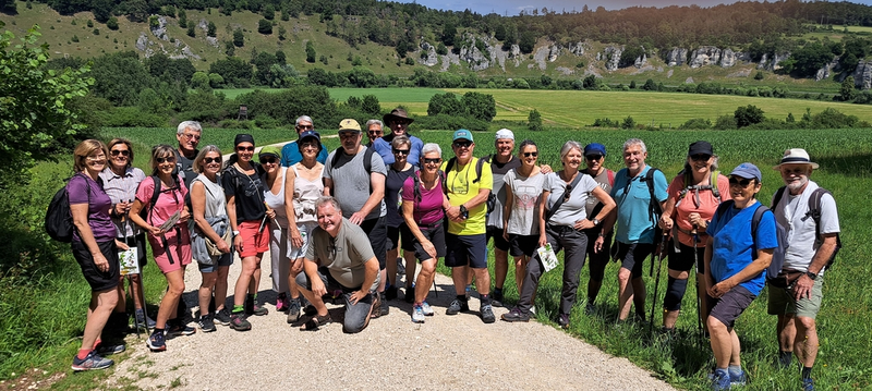 Die Teilnehmer des IPA BGL-Gesundheits-Seminars 2025 vor der Felsenkulisse der „12 Apostel“ im Altmühltal. Die Teilnehmer des IPA BGL-Gesundheits-Seminars 2025 vor der Felsenkulisse der 12 Apostel im Altmühltal