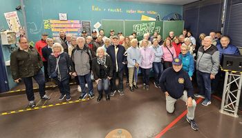 Gruppenfoto im Klassenzimmer-Drehort von „Fack ju Ghte“ beim Tagesausflug in die Bavaria Filmstudios Mnchen