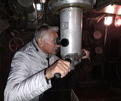 IPA-Generalsekretr, Helmut Sann, hlt im U-Boot schon Ausschau nach dem nchsten IPA-Ausflugsziel