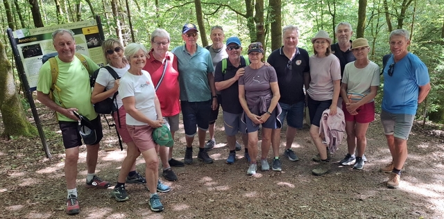 Gruppenbild der Teilnehmer vor dem Eingang zur Arndth�hle